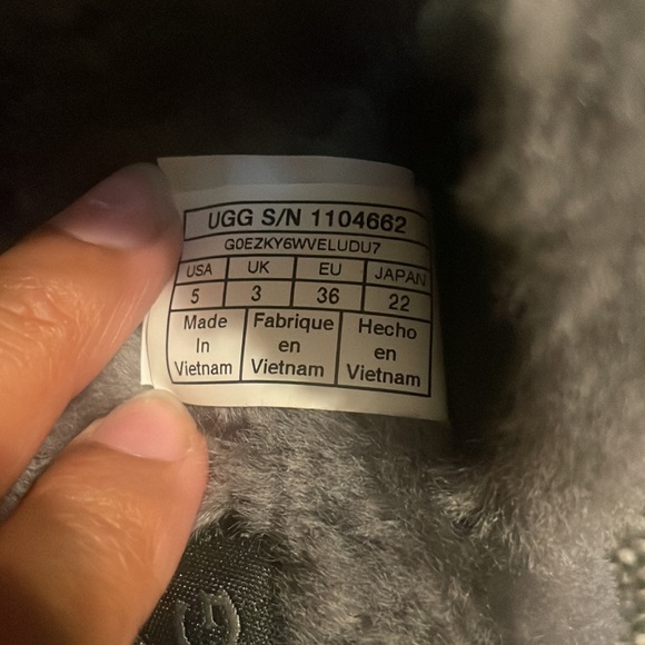 Brand New Never worn Women’s UGG Fuzz Yeah Slippers Size 5 - Picture 4 of 9